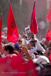 Image du Maroc Professionnelle de  Un chaleureux accueil par les habitants de Smara lors du passage du cortège royal de SM le Roi Mohammed VI à son arrivée à Arrivée de SM le Roi Mohammed VI à Smara, Vendredi 30 novembre 2001. Le Roi du Maroc entame une nouvelle visite historique dans les provinces du sud du Maroc comprenant. (Photo / Abdeljalil Bounhar)